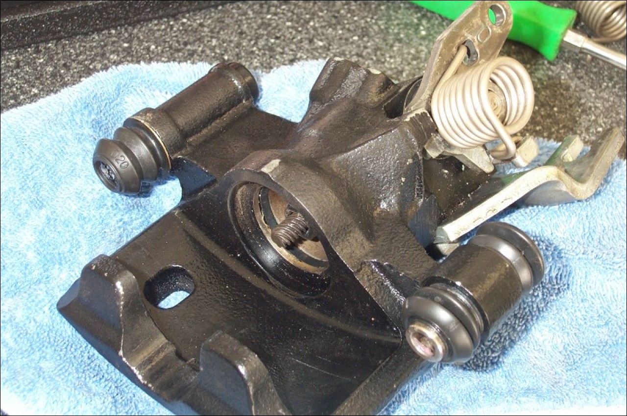 Rear Caliper Rebuild for Toyota MR2 (MkI) AW10 AW11 (19841989) Brakes